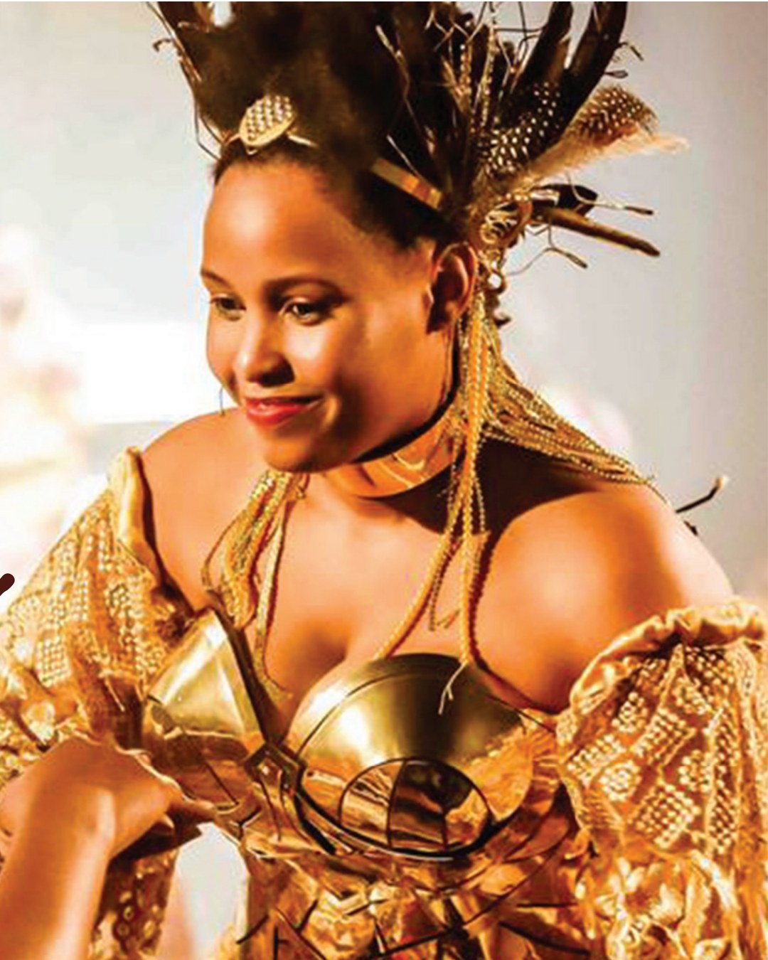 Fernanda Silva em figurino dourado afrofuturista